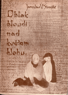 Oblak bloudí nad květem hlohu