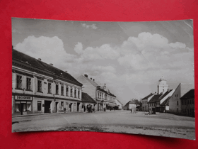Pohořelice - Pohrlitz, okres Brno-venkov, náměstí, koňský povoz (pohled)