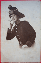 Dáma ve vojenské uniformě (pohled)