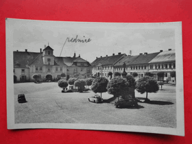 Votice - Wotitz,  okres Benešov , náměstí, radnice, auta (pohled)