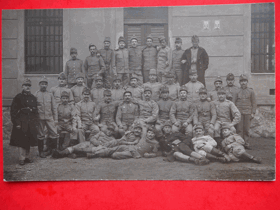Skupinová fotografie vojáků, uniformy (pohled)