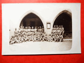 Skupinová fotografie vojáků, uniformy (pohled)