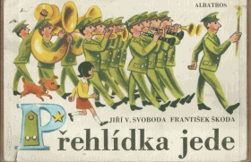 Přehlídka jede
