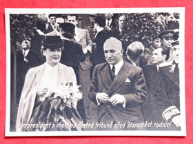 Pan prezident E. Beneš s chotí před Staroměstskou radnicí (pohled)