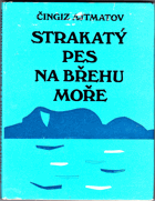 Strakatý pes na břehu moře
