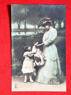 Dáma v klobouku s dítětem a s panenkou, kolorovaná (pohled)