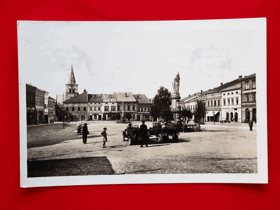Valašské Meziříčí, náměstí, auta (pohled)