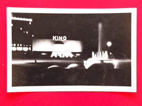 Zlín v noci, kino Baťa s fontánou (pohled)