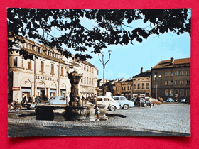 Uherské Hradiště, náměstí Klementa Gottwalda, auto, motorka (pohled)