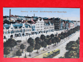 Hamburk - Hamburg, St. Pauli. Spielbudenplatz und Reeperbahn, Německo, tramvaj (pohled)