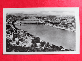 Budapešť - Kilátás a Gellérthegyröl, most-Dunaj (pohled)
