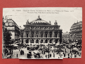 Paris. Place de l'Opéra, les Stations du Métro et le Théâtre de l'Opéra