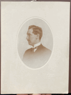Portrét muže PRAHA ATELIER J. F. LANGHANS. KABINETNÍ FOTOGRAFIE-KABINETKA