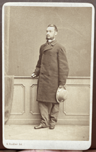 Mladík v kabátu a kalhotách po dědovi PRAHA ATELIER H. FIEDLER. KABINETNÍ FOTOGRAFIE-KABINETKA