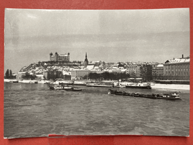 Bratislava. Pohled z Petržaľky na hrad