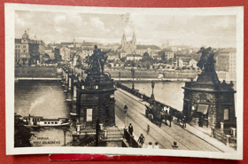 PRAHA Pohled na město a Palackého most s lidmi Pohlednice